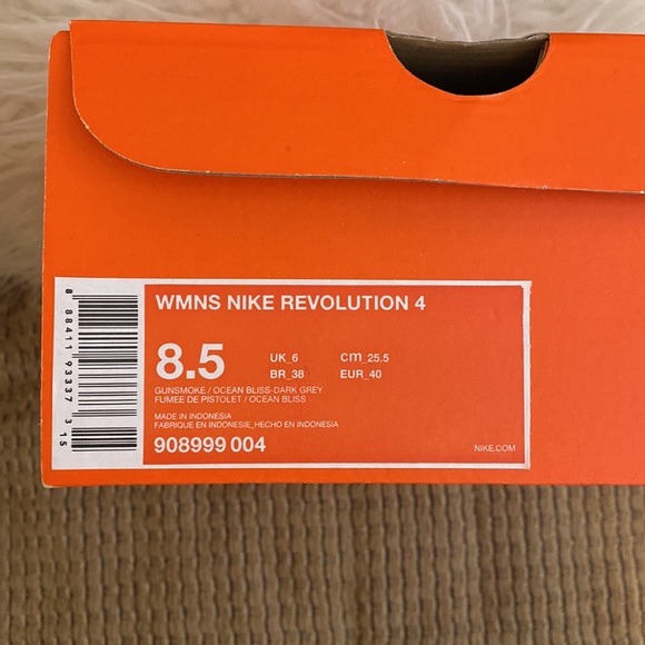 Woman’s Nike Revolution 4 Running Shoes! - Picture 5 of 6